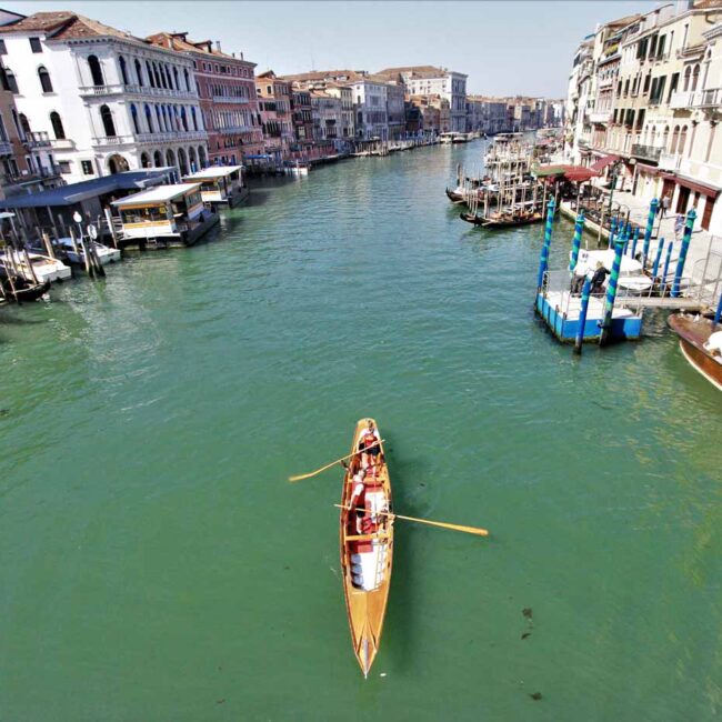 In Italia con Welcome Piemonte - Venezia - Canale con gondola dall'alto