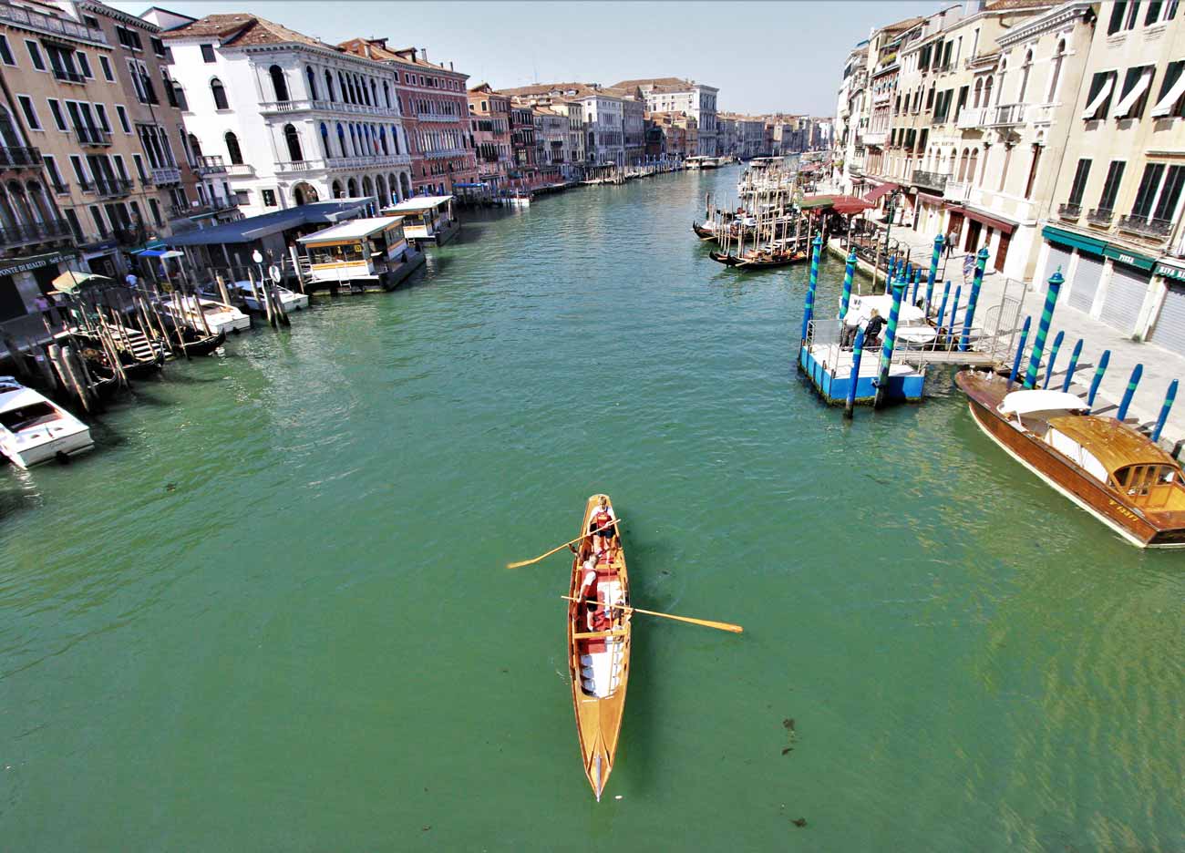 In Italia con Welcome Piemonte - Venezia - Canale con gondola dall'alto